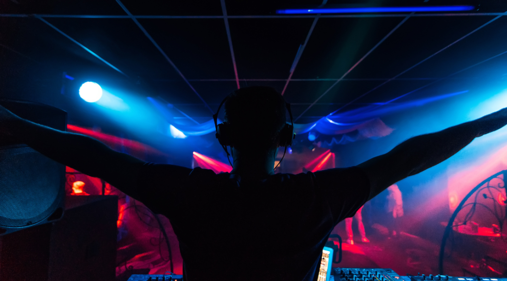Het Deurbeleid bij Techno Clubs: Van Kledingvoorschriften tot Stijlvolle Toegang
