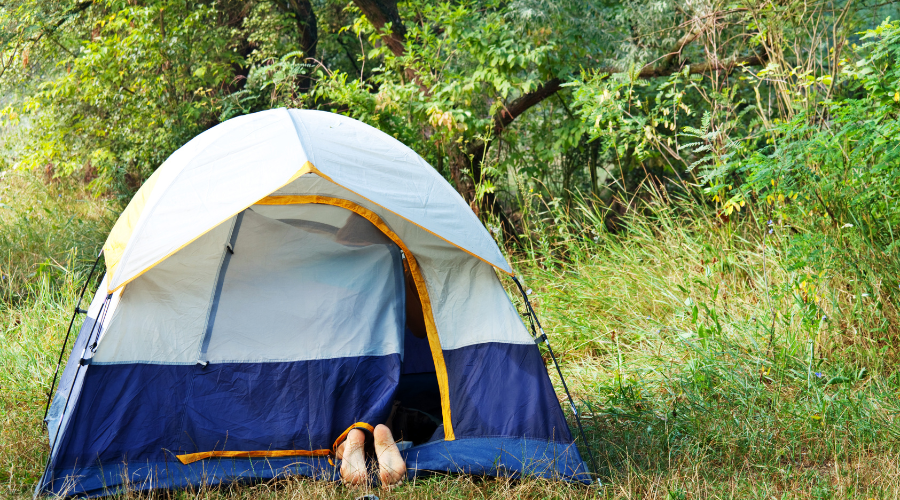 Een stevige, waterdichte tent opgezet op een festivalcamping.