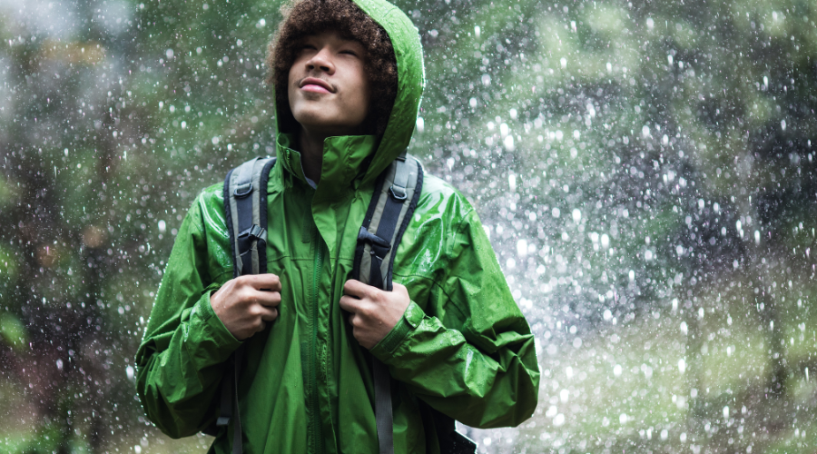 Festivalgangers genieten van het evenement ondanks de regen, dankzij hun praktische kleding.