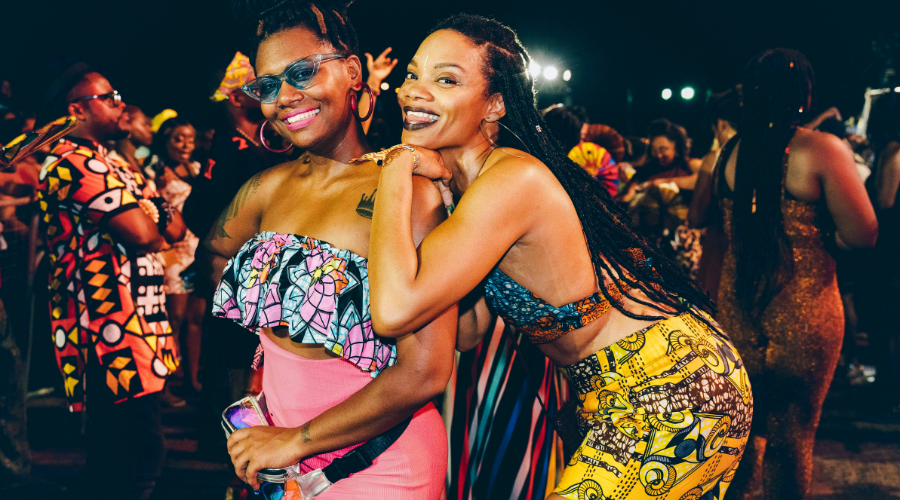 Blije vrouwen in unieke festivalkleding