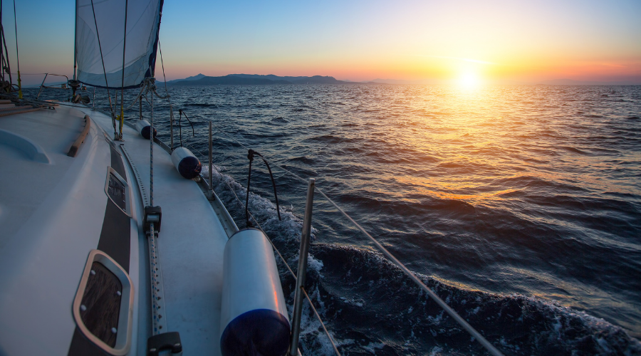 Een festivalboot vaart naar het eiland Tiengemeten tijdens de schemering