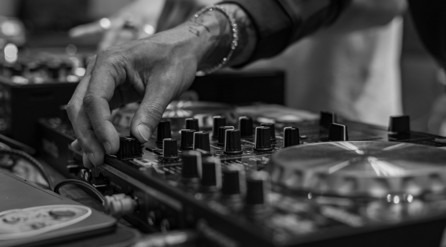 Hoe Word Je een Hard Techno DJ