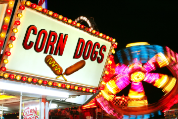 Corn dogs kraam kermis verlichting