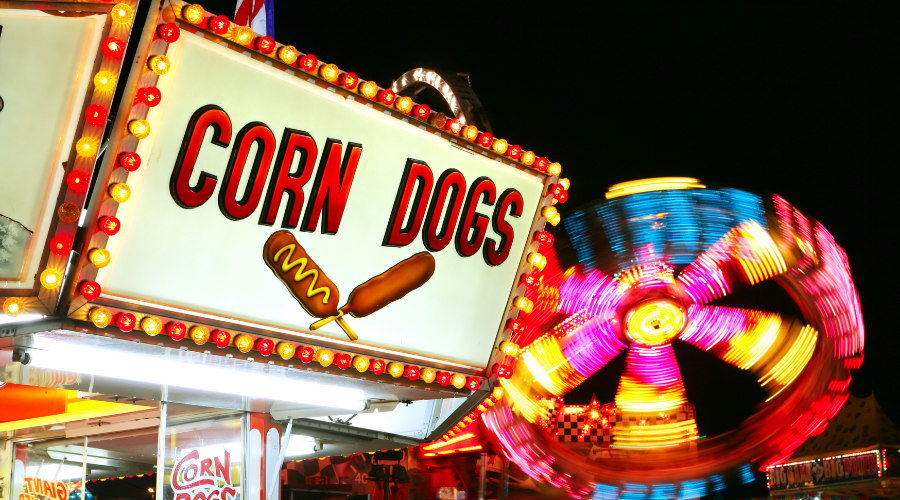 Corn dogs kraam kermis verlichting