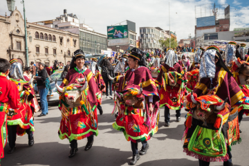 Dansers met kleurrijke kostuums