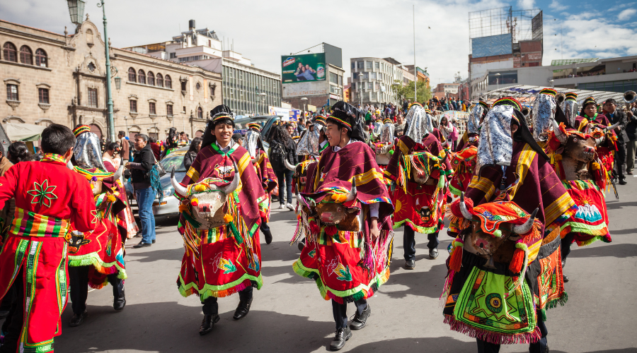 Dansers met kleurrijke kostuums