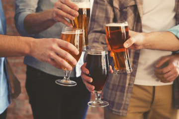 Vrienden proosten bier