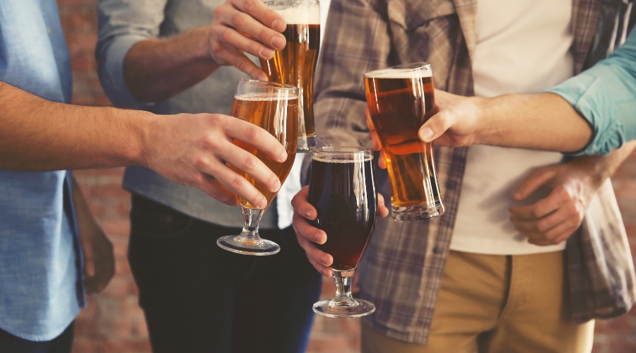 Vrienden proosten bier