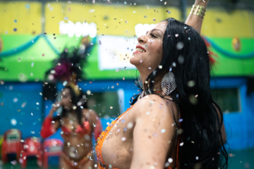 Dansende vrouw confetti carnaval