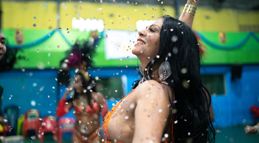 Dansende vrouw confetti carnaval