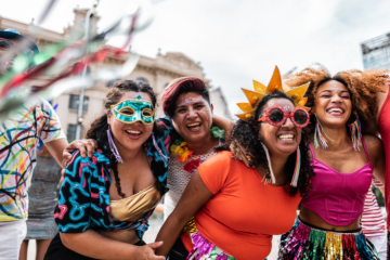Carnavalsgroep kleurrijke kleding
