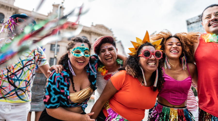 Carnavalsgroep kleurrijke kleding