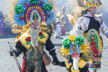 Dansers met kleurrijke hoeden