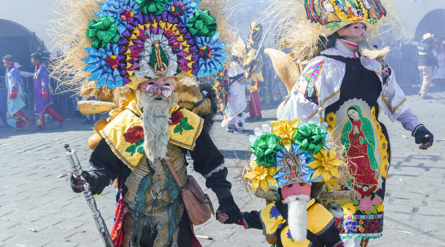 Dansers met kleurrijke hoeden