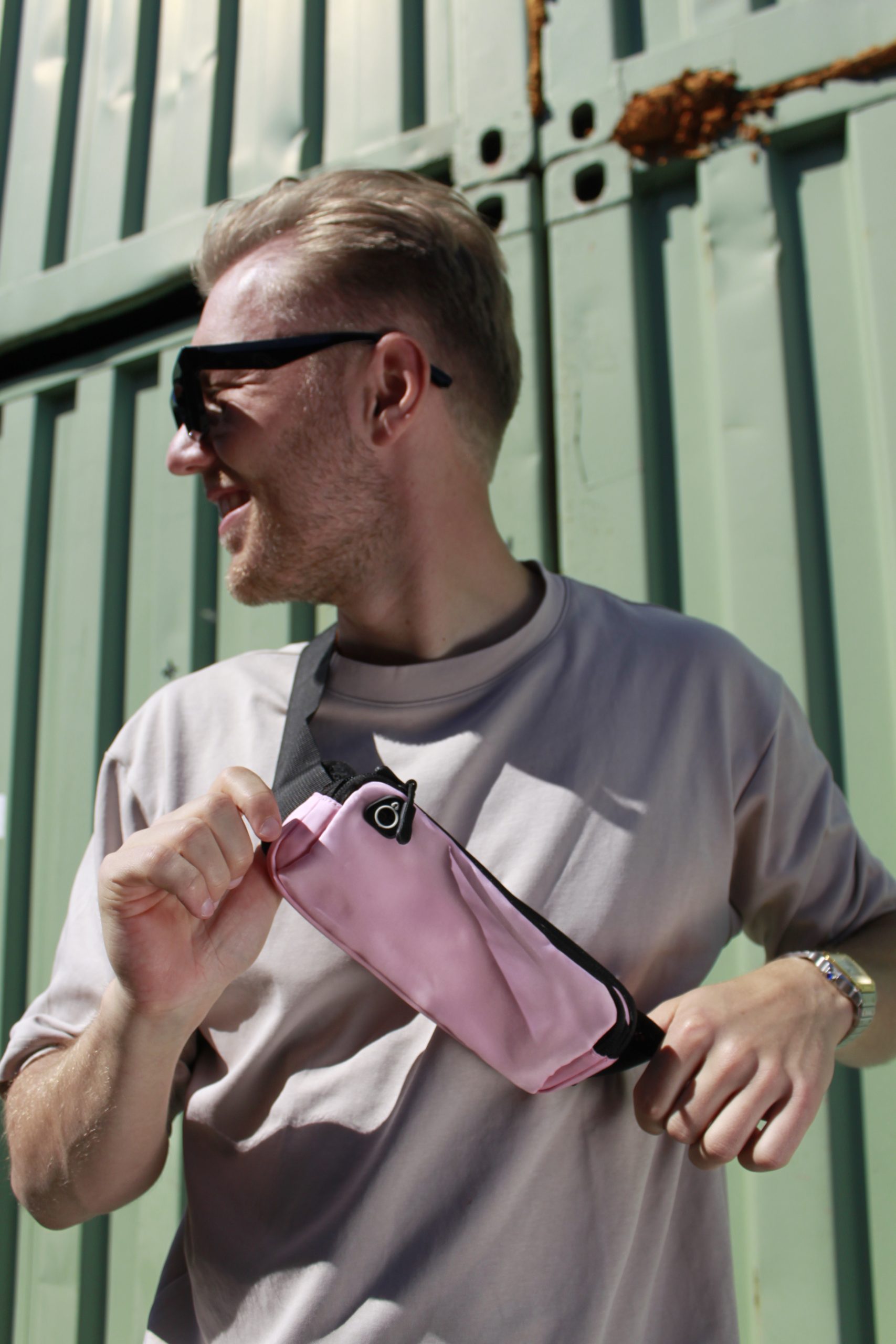 Roze festival fanny pack