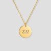 Gouden ronde schijfvormige hanger met getal gravure voorbeeld aan gouden schakelketting gepersonaliseerd gouden sieraad met eigen getal of nummer gravure