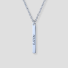 Zilveren rechthoekige staafvormige hanger aan zilveren schakelketting met Custom eigen tekst gravure gepersonaliseerde naam sieraad