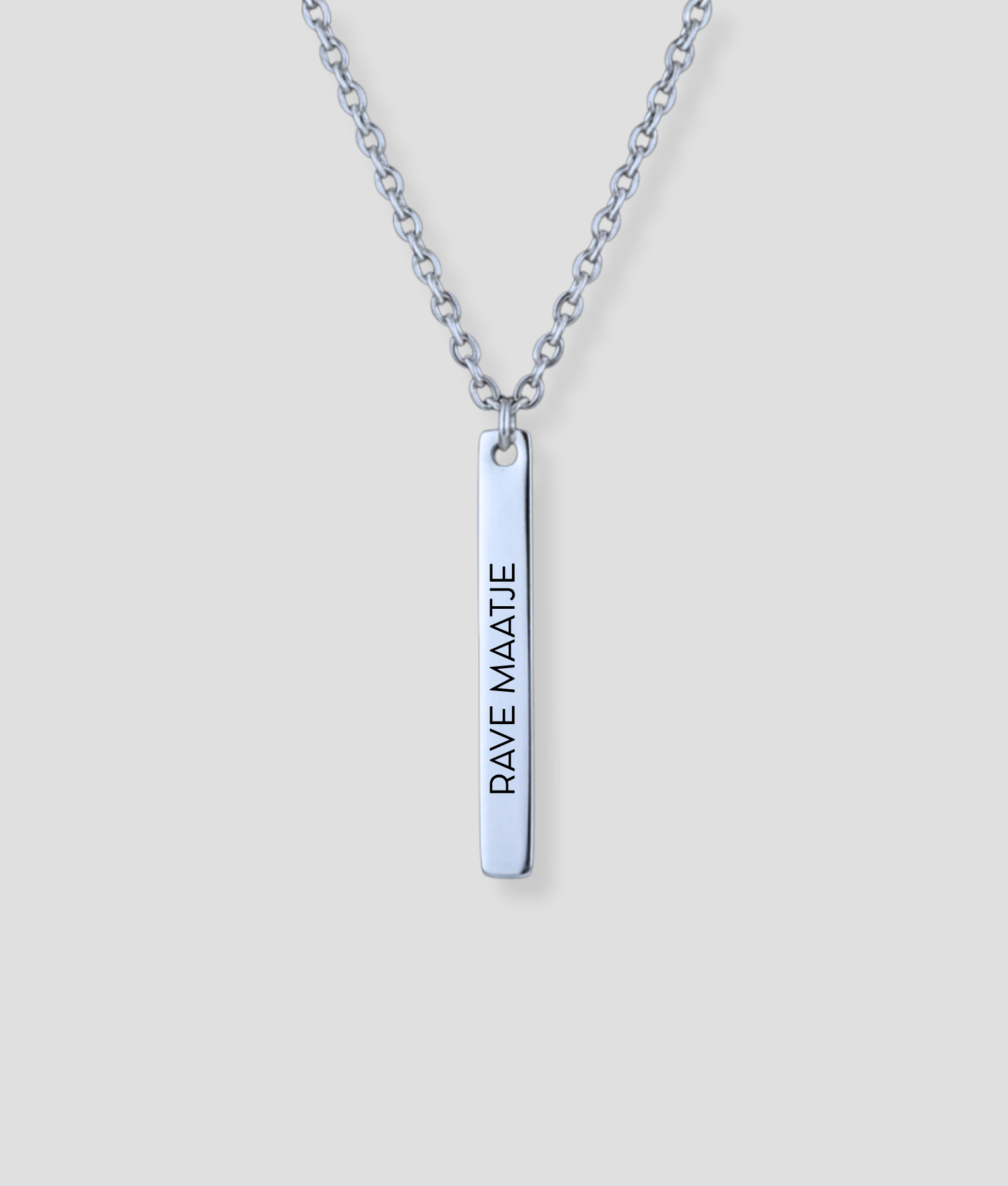 Zilveren rechthoekige staafvormige hanger met RAVE MAATJE gravure voorbeeld aan zilveren schakelketting gepersonaliseerd zilveren sieraad met eigen tekst of naam gravure