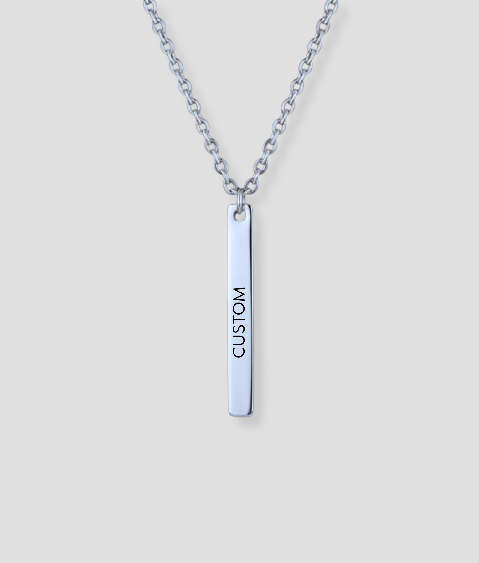 Zilveren rechthoekige staafvormige hanger aan zilveren schakelketting met Custom eigen tekst gravure gepersonaliseerde naam sieraad