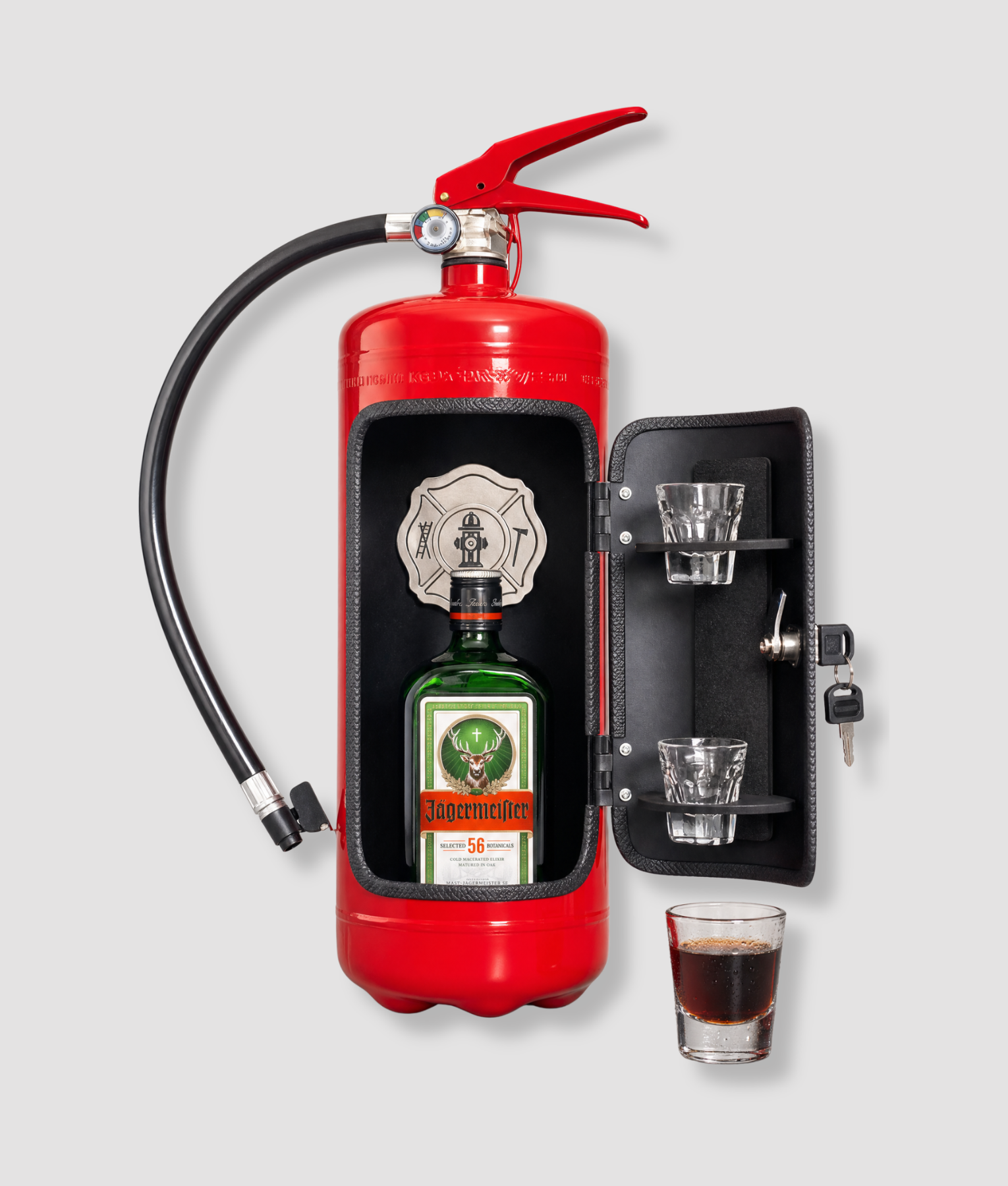 Rode brandblusser omgebouwd tot minibar met drank en shotglaasjes