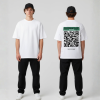 Wit T-shirt met groene eigen tekst banner, grote zwarte QR-code en DURF TE SCANNEN tekst op de rug