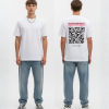 Wit T-shirt met roze eigen tekst banner, grote zwart-witte QR-code en DURF TE SCANNEN tekst op de rug