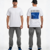 Wit T-shirt met RAVE DRUGS COMPANY tekst herhalend, foto van blauwe chemische vaten en We all love eating candy tekst op de rug