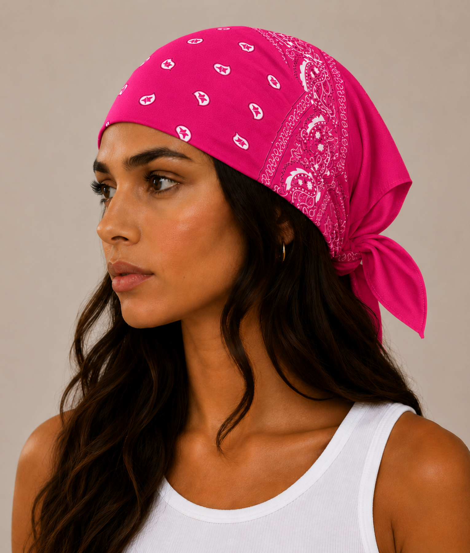 Model draagt donkerroze bandana als festival outfit