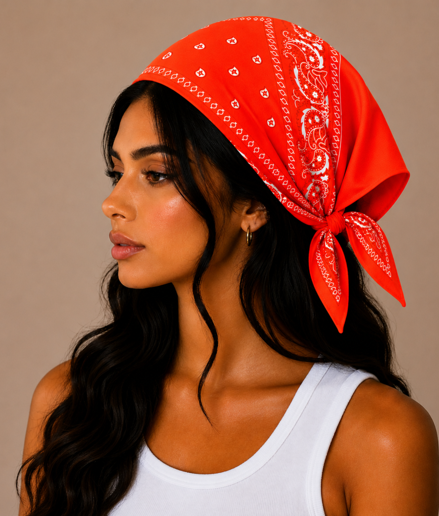 Model draagt felrode bandana als festival outfit