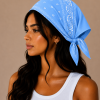 Model draagt felblauwe bandana als festival outfit