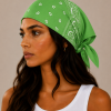 Model draagt groene bandana als festival outfit