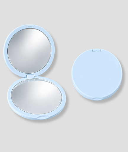 Lichtblauwe compacte make-up spiegel open en gesloten weergave op lichtgrijze achtergrond