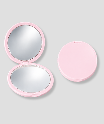 Roze compacte make-up spiegel open en gesloten weergave op lichtgrijze achtergrond