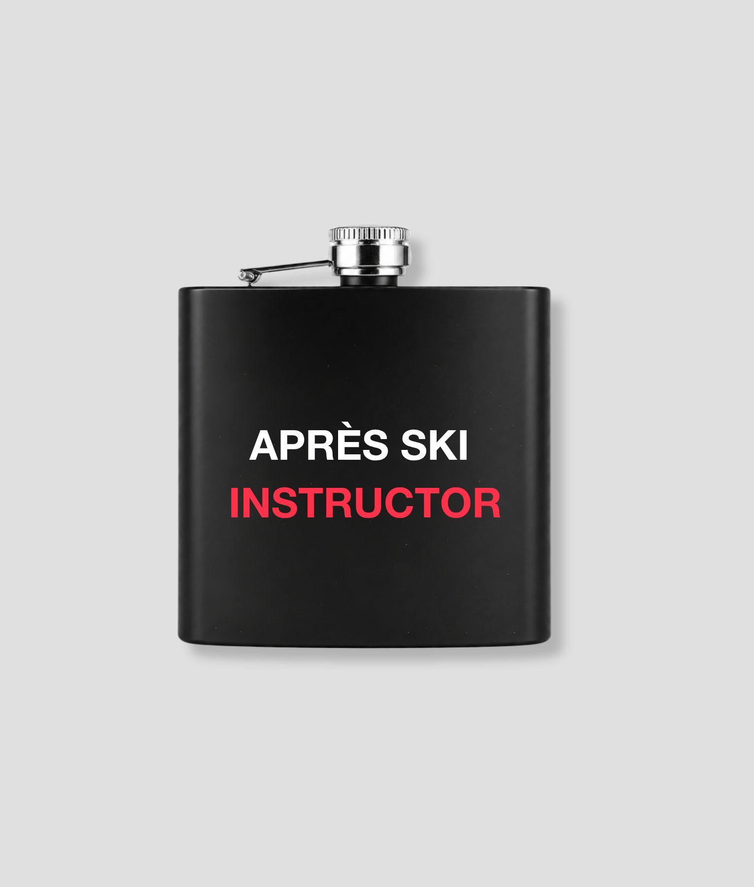Zwarte zakfles met APRÈS SKI INSTRUCTOR tekst in wit en rood als grappig wintersport après-ski cadeau