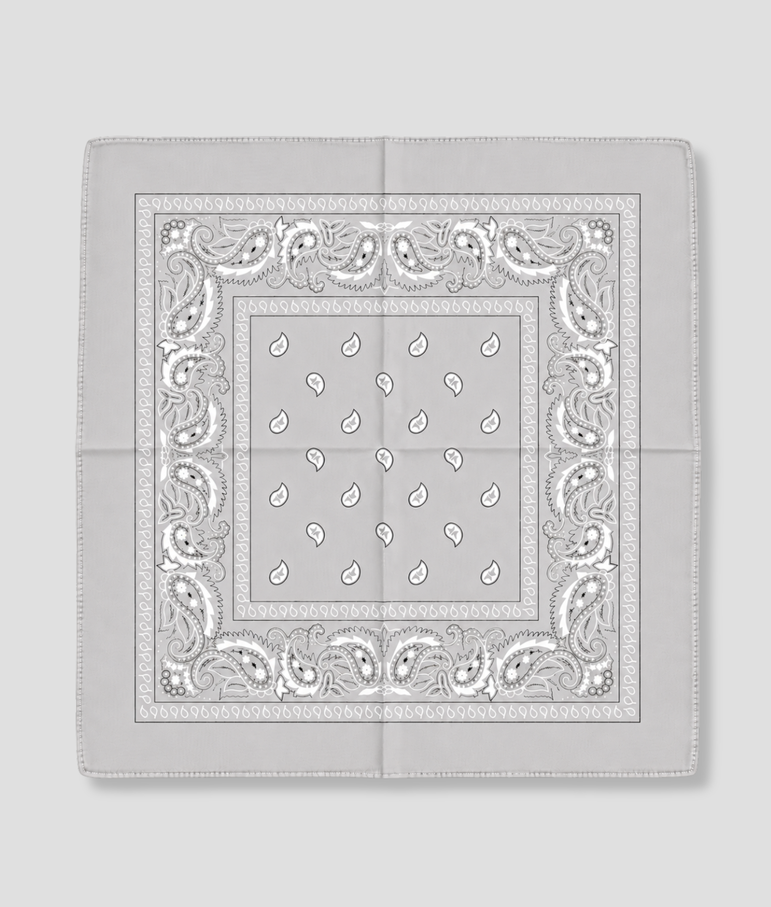 Lichtgrijze bandana met witte paisley print, plat gevouwen