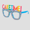 Blauwe feestbril bedekt met kleurrijke sprinkels en tekst CAKETIME!