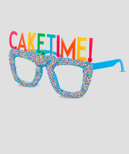 Blauwe feestbril bedekt met kleurrijke sprinkels en tekst CAKETIME!