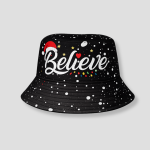 Zwarte bucket hat met kerst print, tekst 'Believe' en een kerstmuts