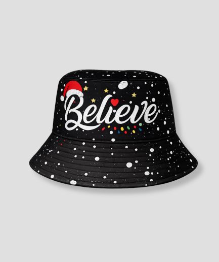 Zwarte bucket hat met kerst print, tekst 'Believe' en een kerstmuts