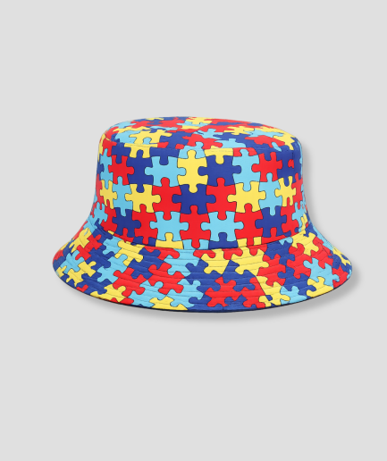 Kleurrijke bucket hat met all-over print van puzzelstukjes in rood, blauw en geel