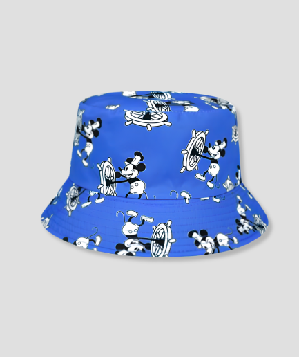 Blauwe bucket hat met retro tekenfilm print van een muizenkarakter aan een scheepsstuur
