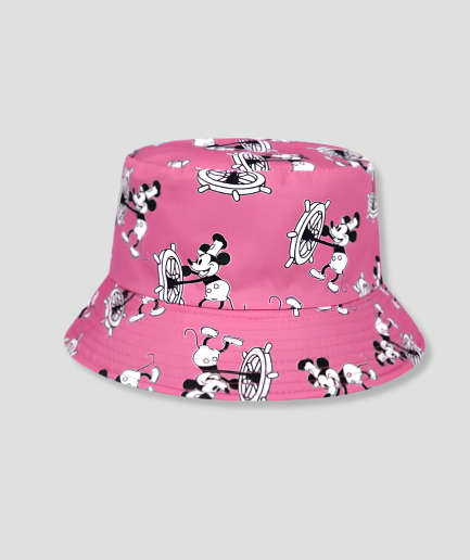 Roze bucket hat met retro tekenfilm print van een muizenkarakter aan een scheepsstuur
