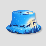 Blauwe bucket hat met print van rendieren, slee en maan boven een skyline bij nacht