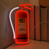 Brandblusser neon lamp, een brandblusser in rood en wit, sfeerfoto