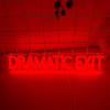 Dramatic Exit neon lamp, de tekst Dramatic Exit in rood