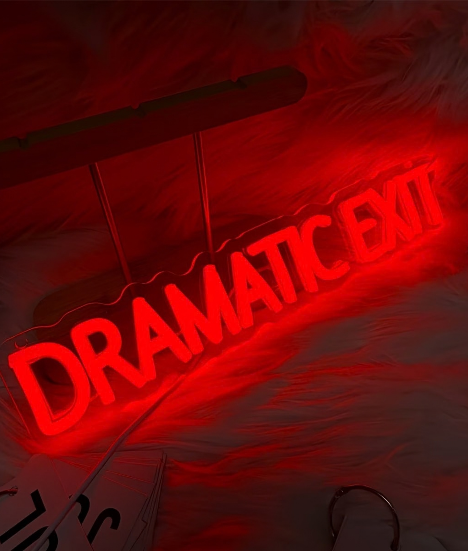 Dramatic Exit neon lamp, de tekst Dramatic Exit in rood, sfeerfoto