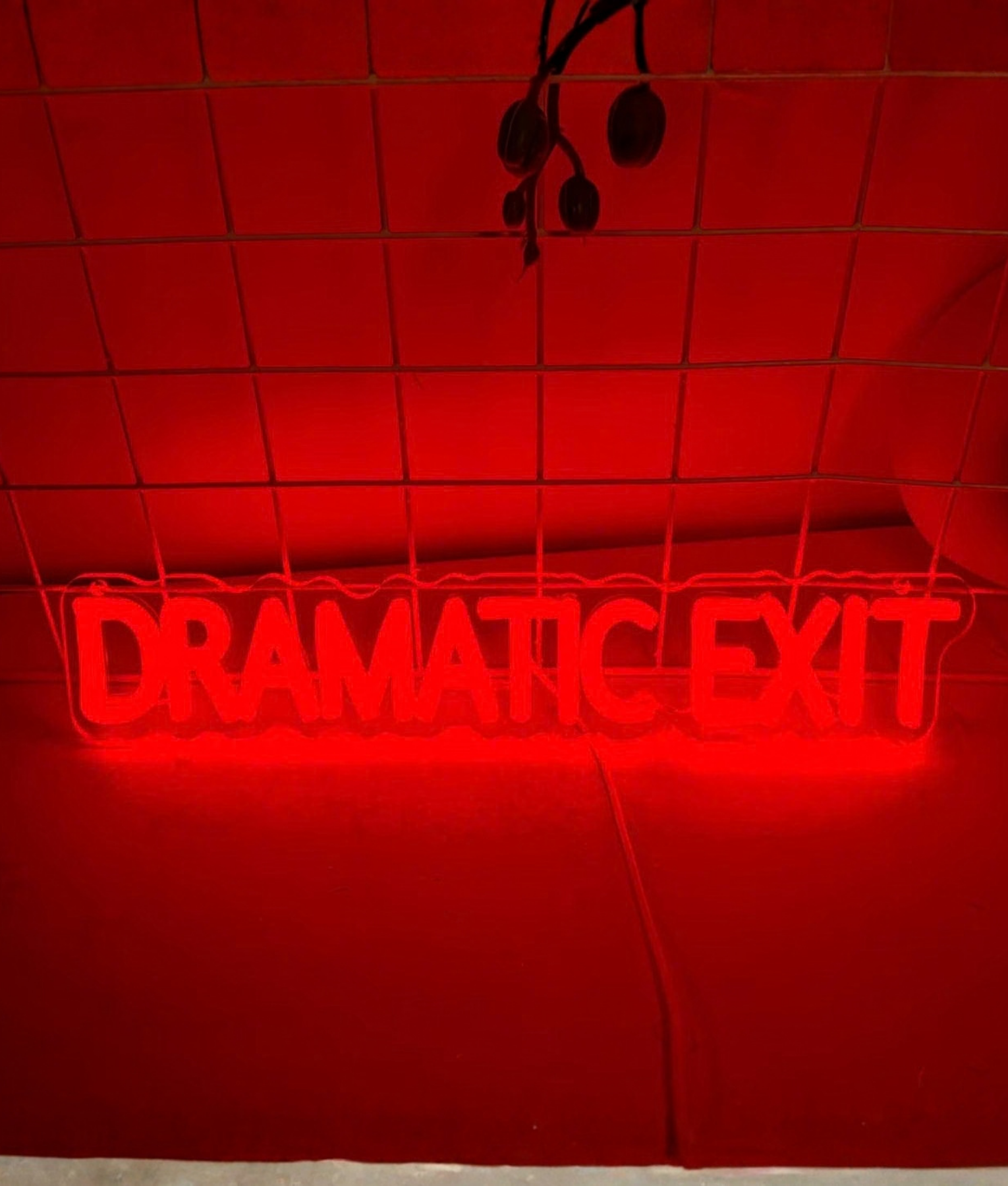 Dramatic Exit neon lamp, de tekst Dramatic Exit in rood