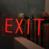 Exit neon lamp, het woord Exit in rood, sfeerfoto