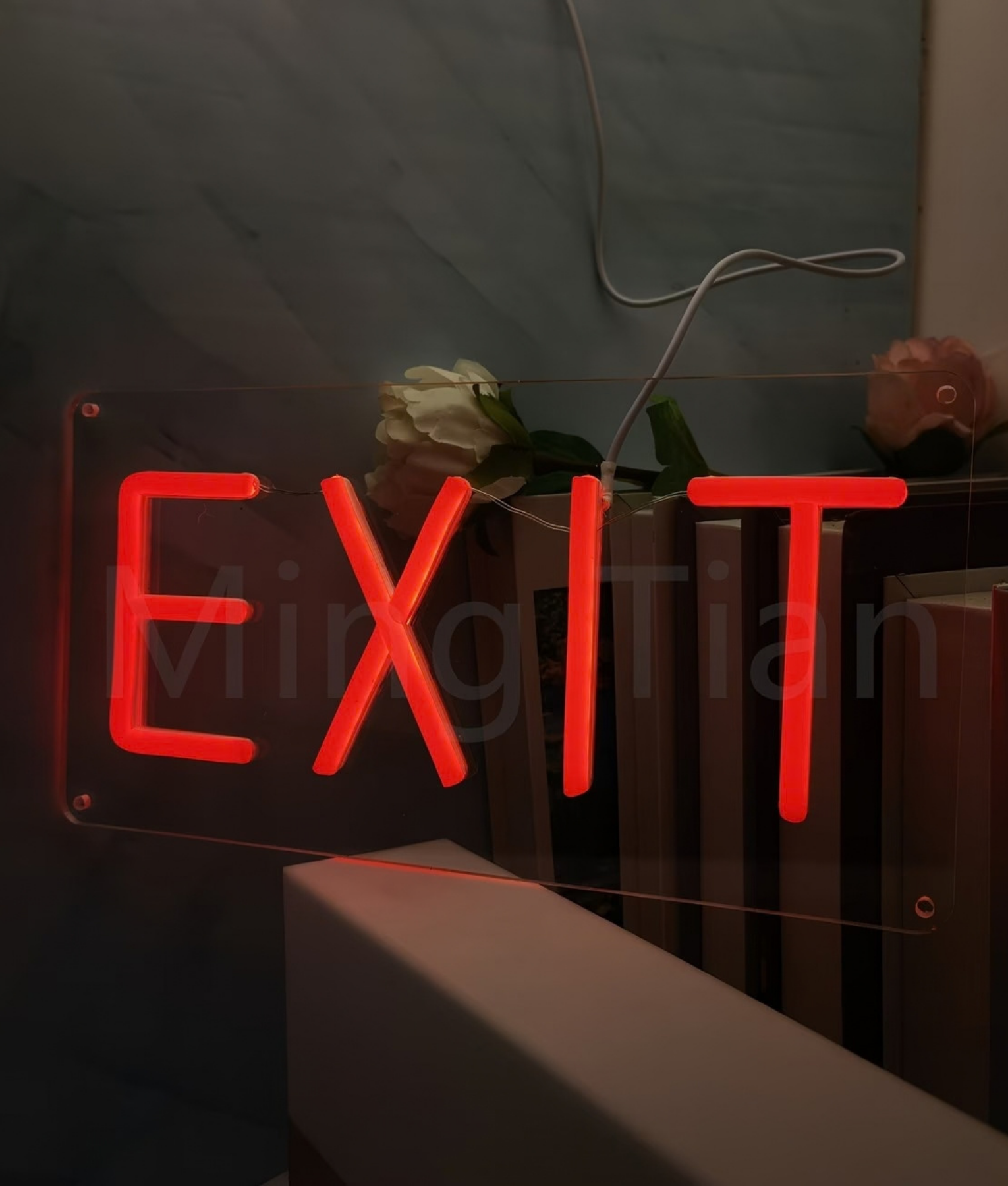 Exit neon lamp, het woord Exit in rood, sfeerfoto