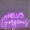 Hello Gorgeous neon lamp, de tekst Hello Gorgeous in paars